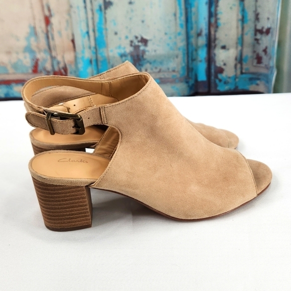 Clarks Deloria Gia Sand Suede Peep Toe Slingback Ankle Strap Sandal Block Heel - Picture 2 of 9